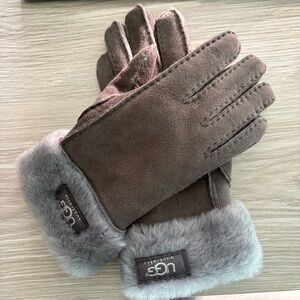 UGG Women's Gray Sheepskin Gloves